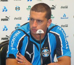 Técnico pede e Fluminense negocia com ex-volante do Barça