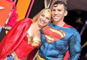 Sem clube, Lúcio posta foto de Super-Homem, mas é a filha quem chama a atenção