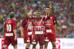 Com Maraca lotado, Romário rouba a cena em jogo festivo de Zico