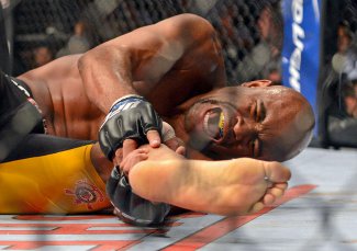 UFC: Anderson Silva é operado e pede desculpas a brasileiros