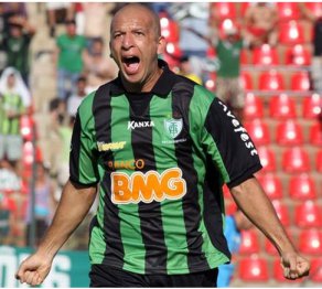 Sem clube, ex-atacante da Seleção pode acertar com time do interior de Minas