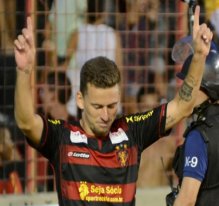 Quebra galho: Diretoria do Santos negocia para contratar Lucas Lima