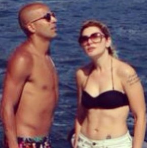 Emerson Sheik ganha declaração de amor de loiraça caliente