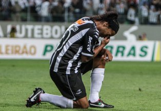Campeão da Libertadores, Ronaldinho Gaúcho leva o prêmio de Rei da América
