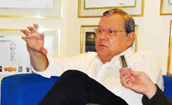 Pelo twitter, apresentador de TV cutuca Rogério Ceni