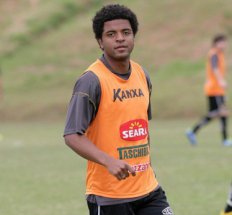 Catarinense: Figueirense assina contrato de 3 anos com zagueiro de rival