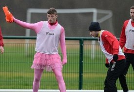 Que fase! Jogador é obrigado a se fantasiar de bailarina por treinar mal