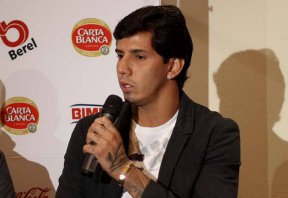 Ex-zagueiro do Vasco recebe ovação em apresentação no México