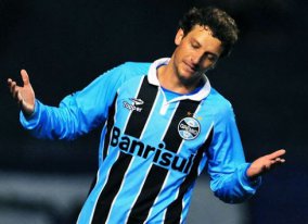 Palmeiras ganha concorrência de clube turco para contratar meia do Grêmio