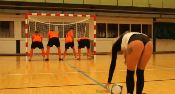 Uma bolada não dói! Time belga treina pontaria com mulheres de calcinhas