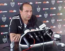 Presidente do Galo avisa que não fará loucuras para manter Ronaldinho