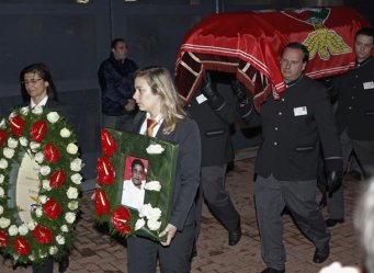 O comentarista Tostão compara Eusébio a Pelé, mas com as devidas ressalvas