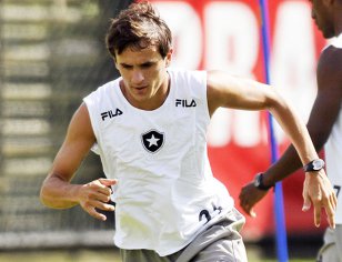 A pedido de Oswaldo, Santos tenta acerto com lateral do Botafogo