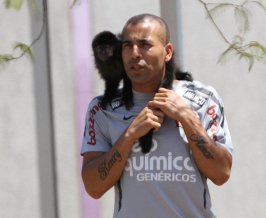 Após ausência, Emerson Sheik se apresenta ao Corinthians