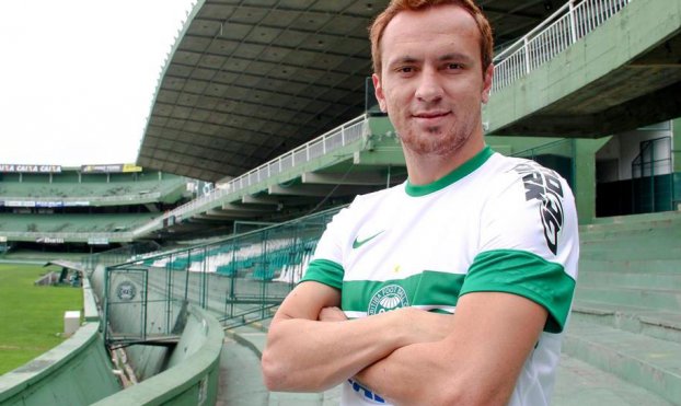 De volta ao Brasil, Zé Love já tem clube para defender em 2014