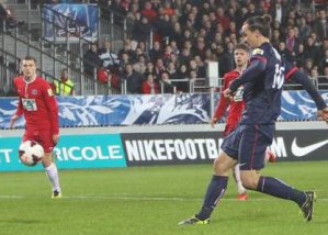 Copa da França: Ibrahimovic faz três e PSG goleia em partida atrasada