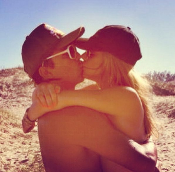 Novo reforço do Cruzeiro recebe todo o carinho de sua mulher gata nas redes sociais