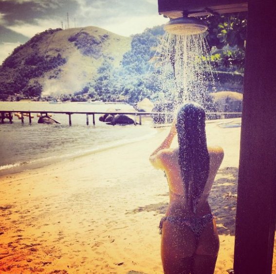 Filha de técnico brasileiro brinda internautas com “pandeiro” e fio dental