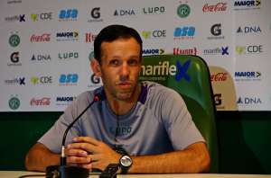 COPA SP:  Jogador do Guarani sai de maca após ser agredido por adversário