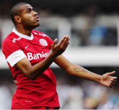 Pernambucano: Santa Cruz acerta empréstimo de atacante do Internacional