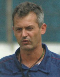 Técnico tenta acompanhar amistoso de rival, mas é retirado do estádio