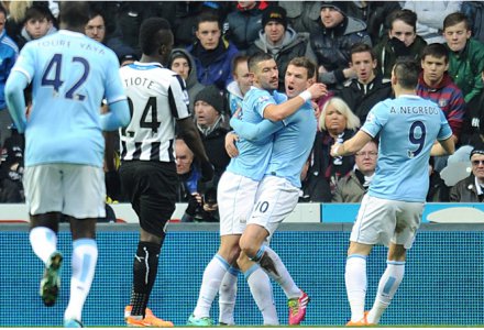 INGLÊS: Em jogo polêmico, City bate Newcastle e vira líder provisório