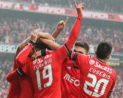 PORTUGUÊS: Encarnado em Eusébio, Benfica derrota rival e lidera sozinho