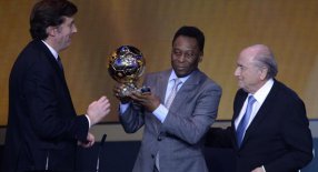 Rei do Futebol chora ao ganhar Bola de Ouro e diz que fechou coleção