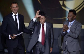 Campeão Mundial de 1964 arranca risos de CR7 durante a Bola de Ouro