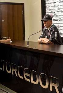 Mano Menezes esboça Corinthians com Pato e Emerson no banco