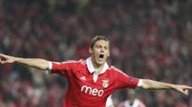 Português: Meia revela que trocará o Benfica pelo Chelsea