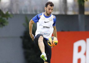 Zagueiro opera e deve perder 1º semestre no Santos