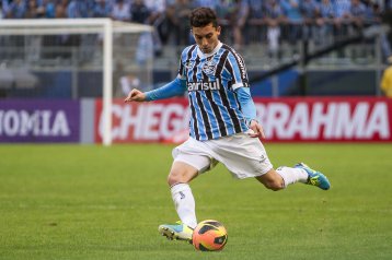 Gaúcho: Com impasse e recuperado, Alex Telles treina no Grêmio