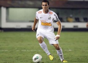 Santos oficializa ida de meia para time do futebol espanhol