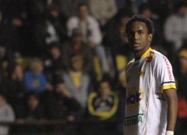 Catarinense: Leonardo Moura deixa clube após surpresa com mudança de proposta