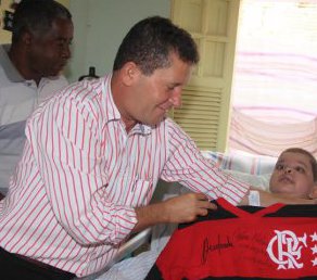 Em encontro emocionante, Andrade e prefeito Neco visitam jovem