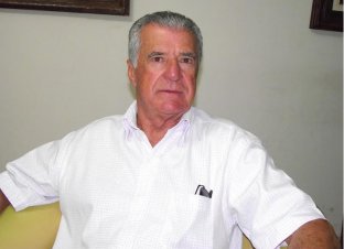 Treinador do Barretos vistoria o Estádio Fortaleza e aprova o gramado