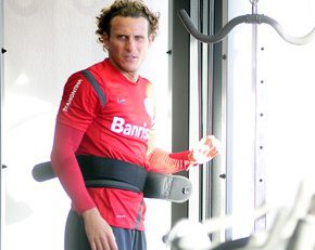 Gaúcho: Com Forlán de volta, Inter planeja meio-campo inicial