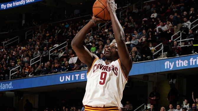 Basquete: Varejão brilha, mas Cavaliers perde para o Mavericks