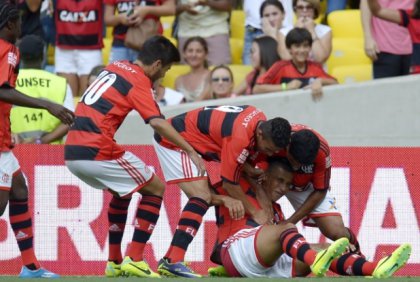 CARIOCA: Gramado ruim e gol no final dá liderança ao Flamengo