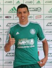 Paulistão: Feliz com vitória na estreia, zagueiro do Palmeiras promete se soltar mais