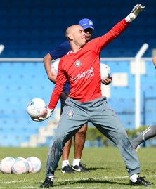Paulista A2: Após perder posição, goleiro do São Caetano elogia sucessor