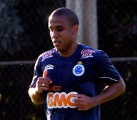 Mineiro: Atacante treina e deve jogar na estreia do Cruzeiro