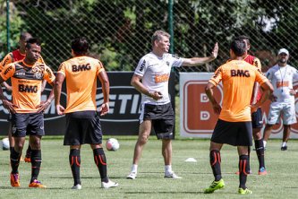 Mineiro: Técnico do Atlético faz testes e meia argentino deverá jogar na esquerda