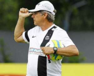 Técnico do Santos descarta estreia de ex-Inter no clássico