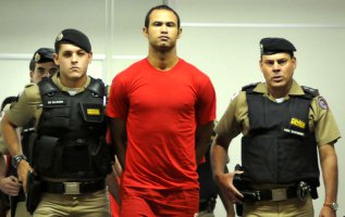 Goleiro Bruno pede transferência de prisão para poder fechar com time mineiro