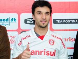 Time inglês confirma contratação de atacante do Internacional