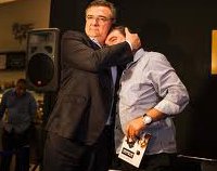 Torcedor faz protesto solitário no CT do Corinthians