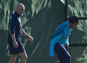 Espanhol: Neymar volta a treinar em campo no Barcelona