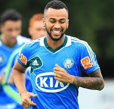 Volante evita polêmica e diz estar feliz no Palmeiras